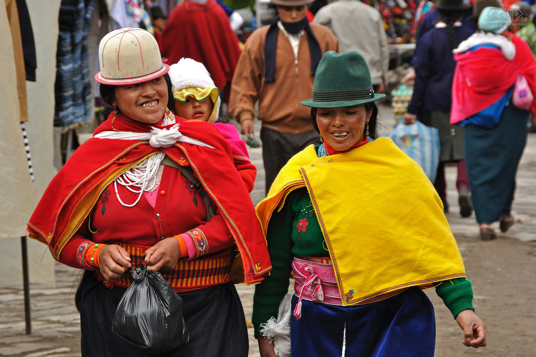 Guamote - markt Kleurrijke mensen met de typische bolhoedjes en poncho's op de markt van Guamote. Stefan Cruysberghs